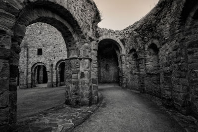 Old ruin building against sky