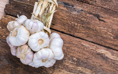 Close-up of garlic bulbs on wooden table