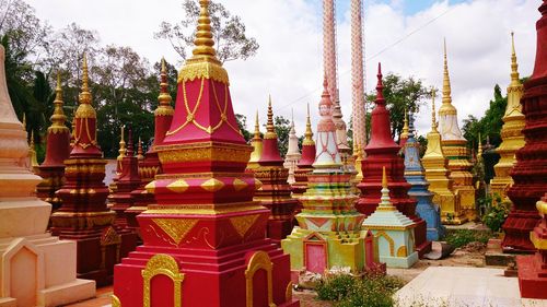 Statue of temple against sky