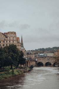 View of pulteney bridge over river avon, bath, somerset, uk.