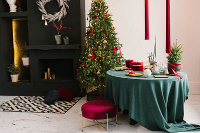 Festive dining room in christmas decorations. christmas dining room. beautiful christmas decor