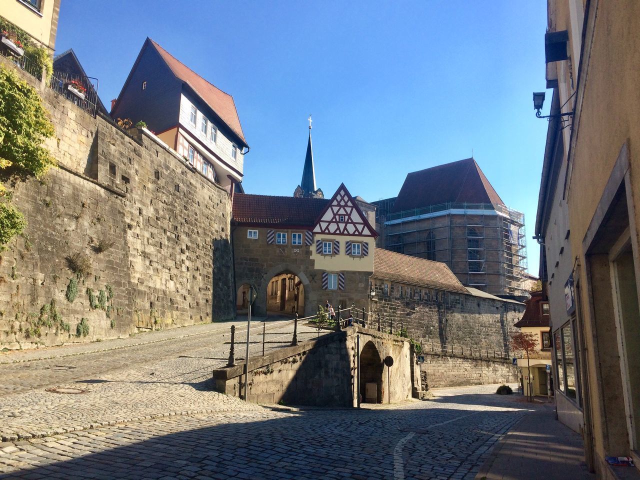 BUILDINGS IN TOWN AGAINST CLEAR BLUE SKY