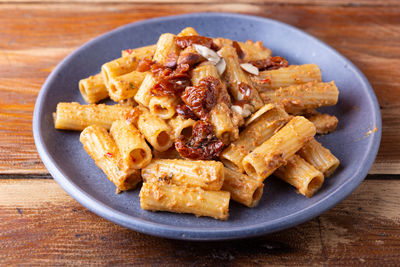 Pasta with dried tomato and almond pesto. vegan recipe, ideal for lunch and dinner.