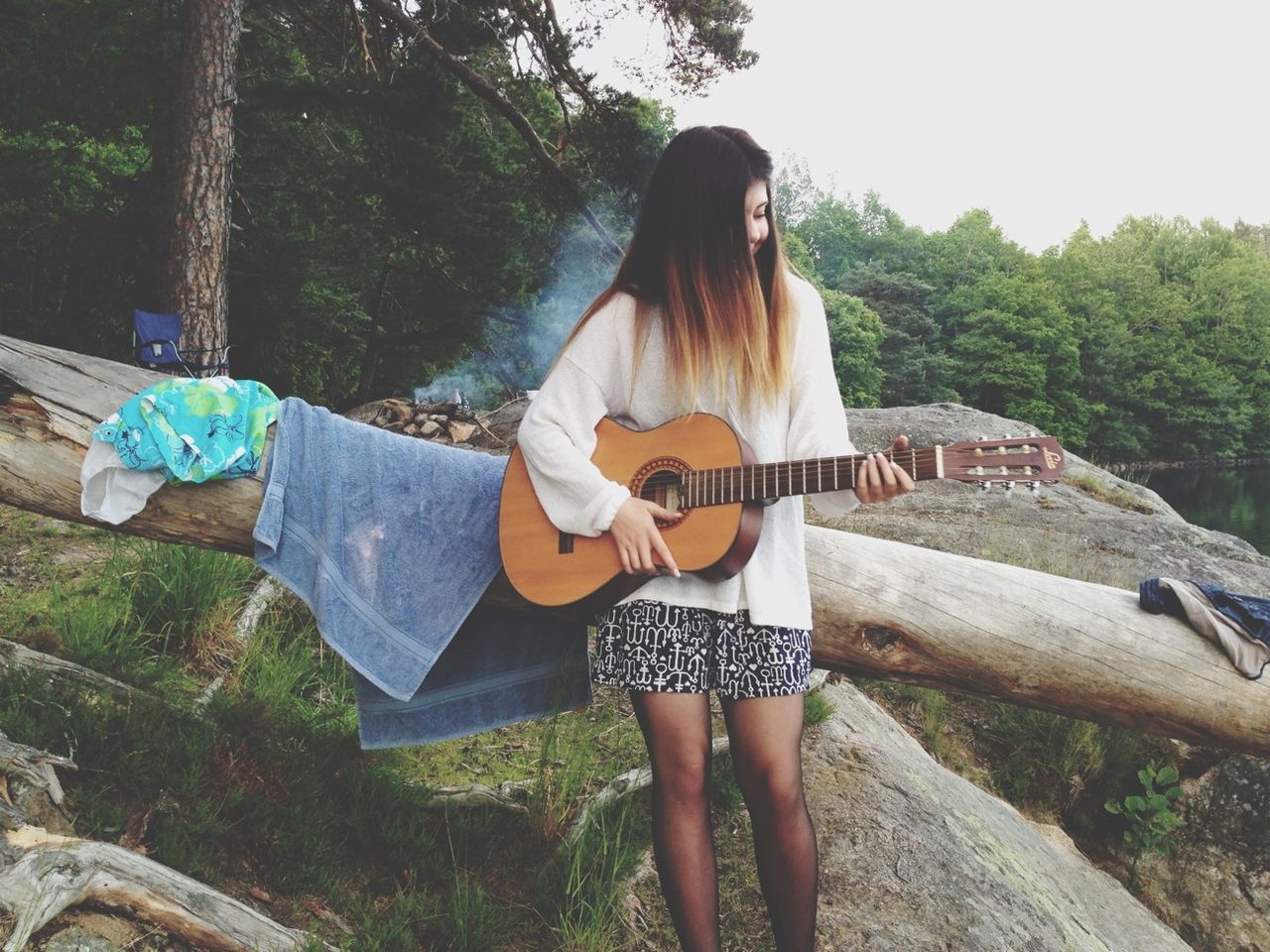 lifestyles, young adult, leisure activity, casual clothing, tree, person, young women, standing, front view, three quarter length, holding, full length, long hair, day, outdoors, sunlight, sunglasses