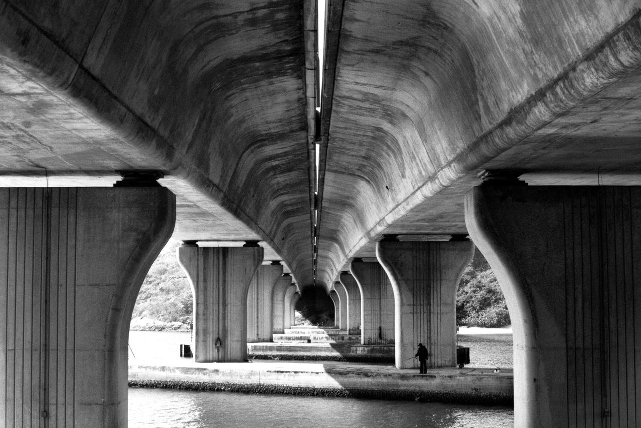 architecture, built structure, arch, indoors, connection, architectural column, bridge - man made structure, the way forward, ceiling, column, diminishing perspective, engineering, support, transportation, bridge, colonnade, long, corridor, archway, below