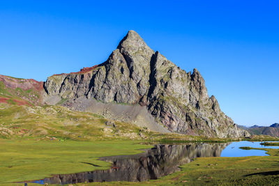 Ibon de anayet with little water and with the bottom the pico de anayet. 