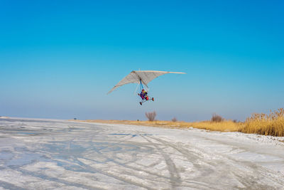 White sport hang glider on an ice field