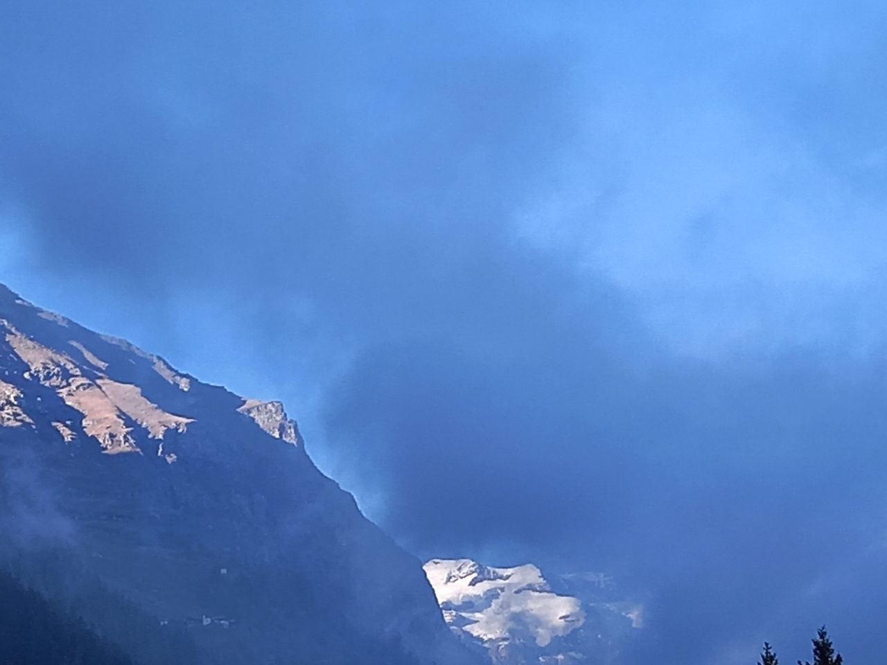 SCENIC VIEW OF SNOWCAPPED MOUNTAIN AGAINST BLUE SKY