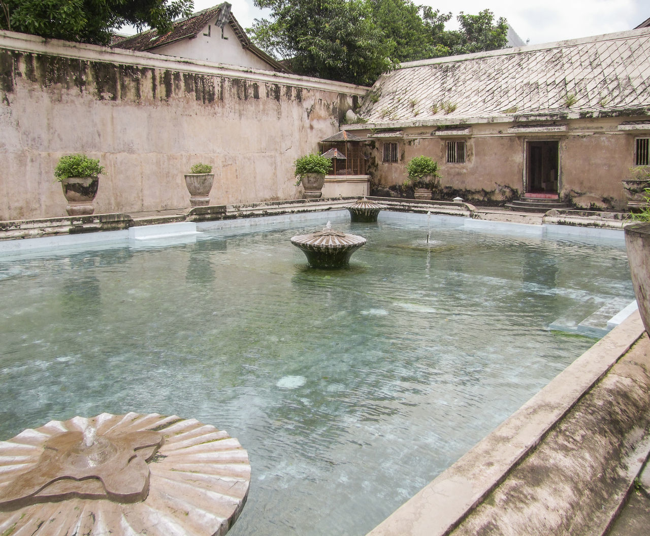 VIEW OF A FOUNTAIN IN A LAKE