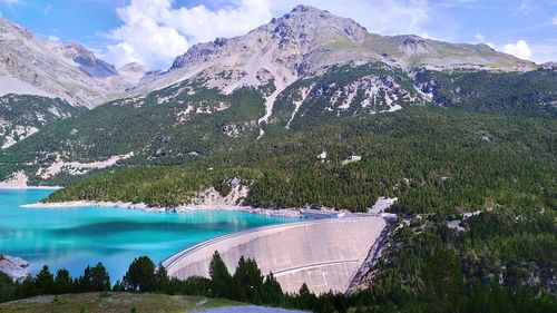 Panoramic view of lake and mountains against sky