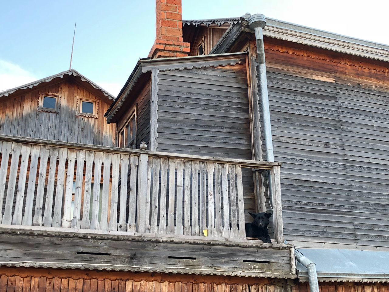 LOW ANGLE VIEW OF OLD HOUSE AGAINST SKY