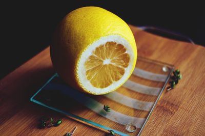 Close-up of lemon slice on cutting board