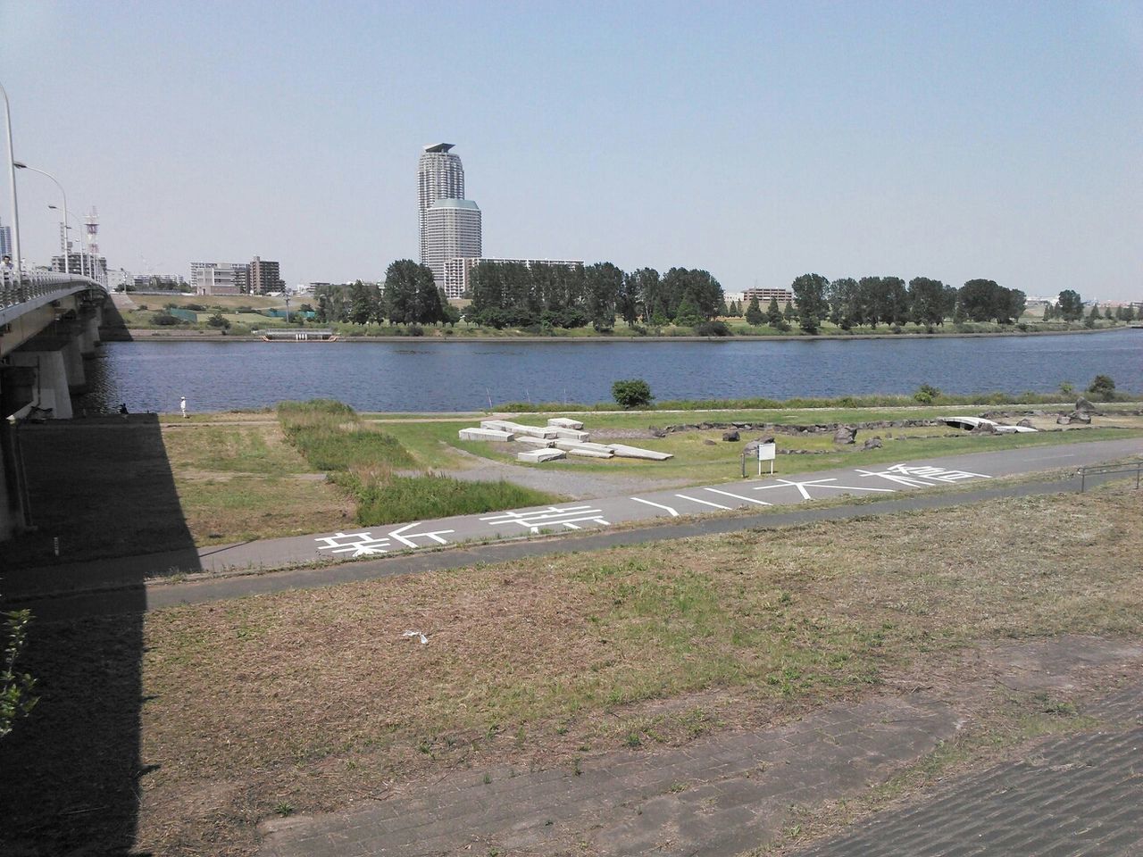 water, clear sky, building exterior, built structure, architecture, copy space, river, sea, nature, tranquility, day, city, tranquil scene, lake, sky, grass, riverbank, outdoors, tree, beach