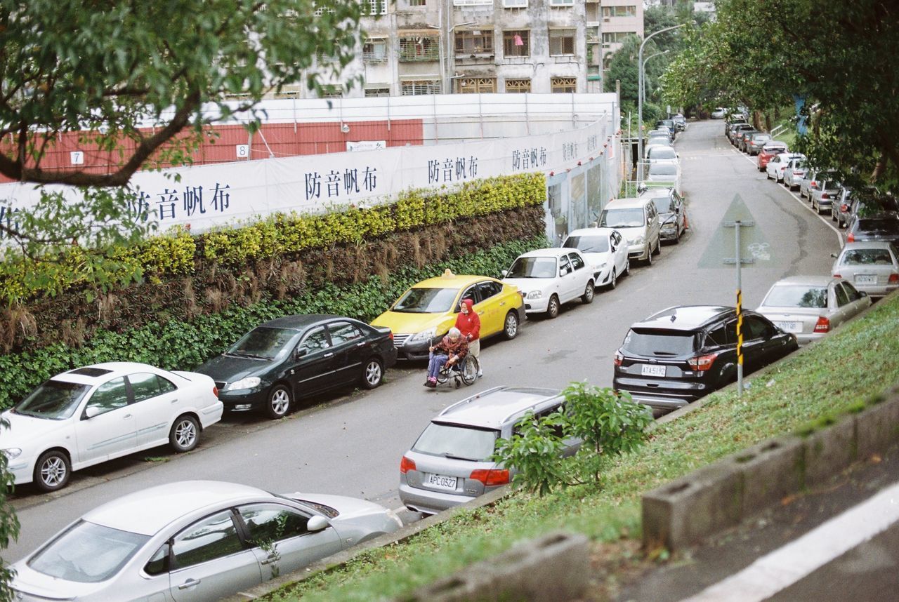 HIGH ANGLE VIEW OF CARS ON ROAD