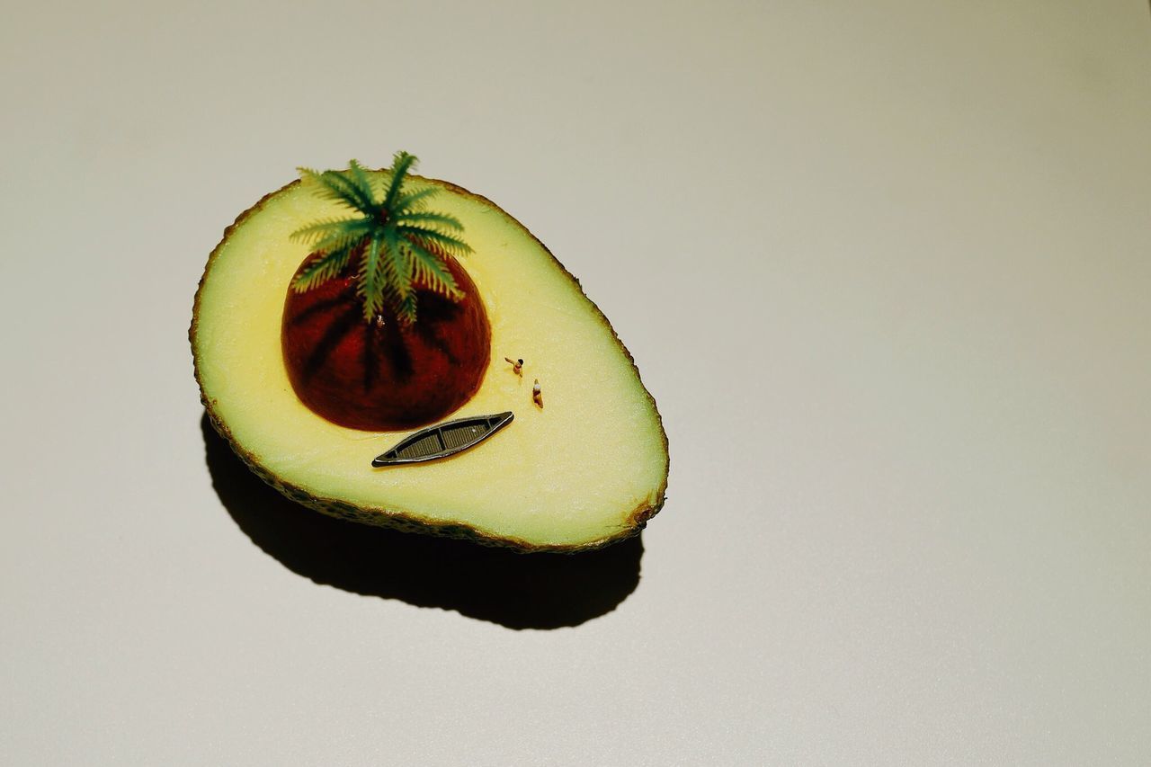 healthy eating, fruit, food and drink, studio shot, wellbeing, food, copy space, freshness, white background, green color, indoors, close-up, cross section, slice, no people, still life, halved, single object, cut out, seed, apple, ripe