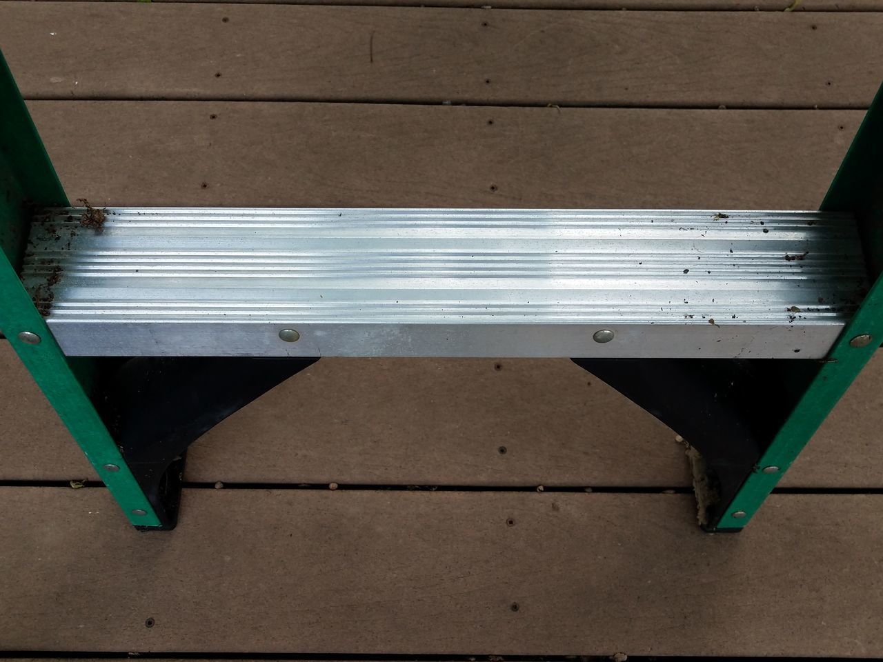 HIGH ANGLE VIEW OF EMPTY BENCH IN METAL