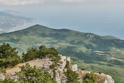 Beautiful landscape. crimean mountains. tourists on the observation deck of the ai petri plateau.