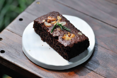 Close-up of chocolate cake in plate on table