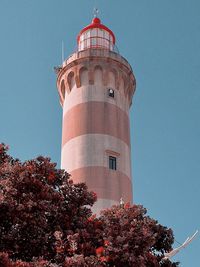 I was walking by when i saw this beacon in aveiro, portugal, gave the image a autumn vibe