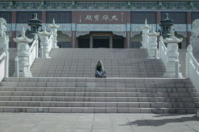 Man and woman sculpture on steps