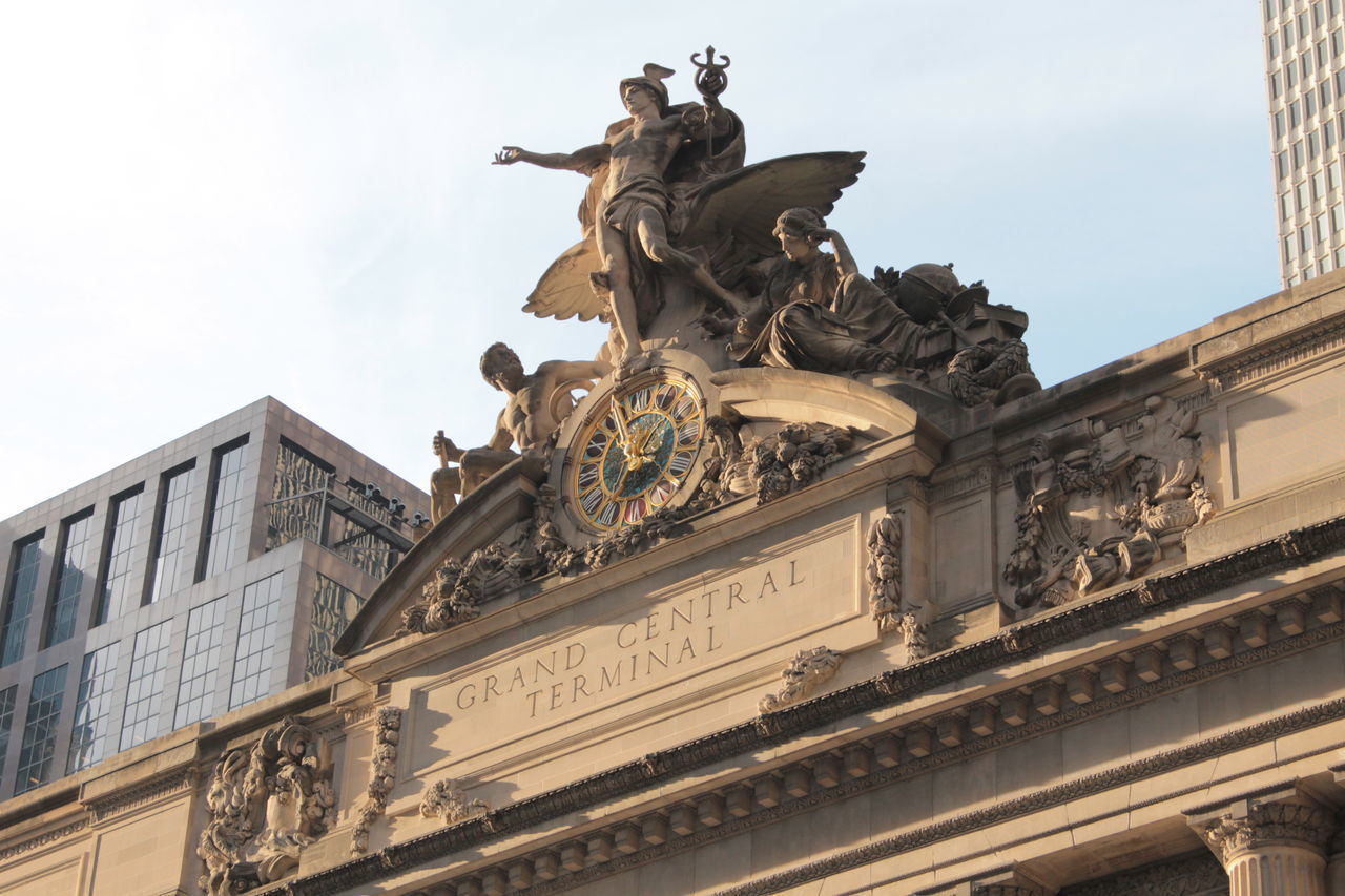 LOW ANGLE VIEW OF STATUE OF HISTORICAL BUILDING