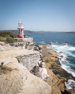 Lighthouse on the edge of the cliff shot at hornby lighthouse in sydney, new south wales, australia