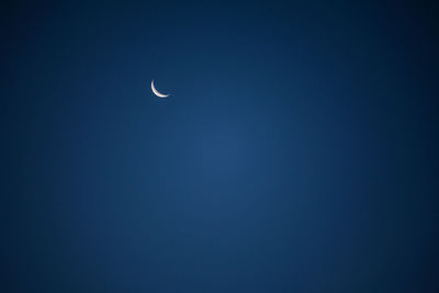 Crescent moon against clear sky