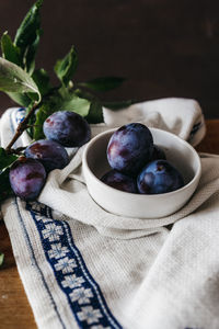 Close-up of grapes in bowl on table