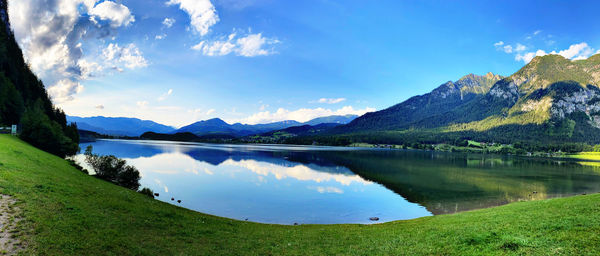 Panoramic view of lake and mountains against sky