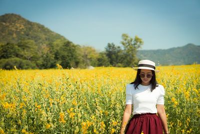 Full length of woman standing in field