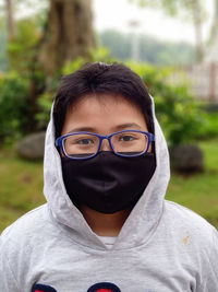 Portrait of young man wearing eyeglasses