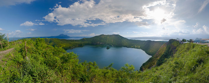 Panoramic view of lake and mountains against sky