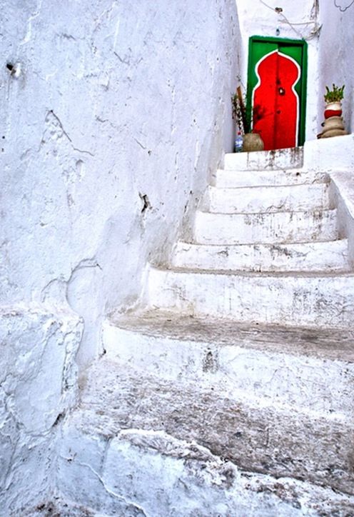 architecture, built structure, wall - building feature, building exterior, steps, the way forward, wall, steps and staircases, old, street, weathered, staircase, stone wall, day, textured, building, outdoors, no people, narrow, diminishing perspective