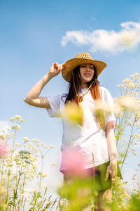 Dreamy woman with sunhat in nature.