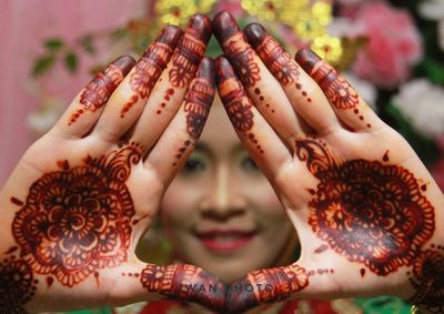 Close-up of young woman with flowers