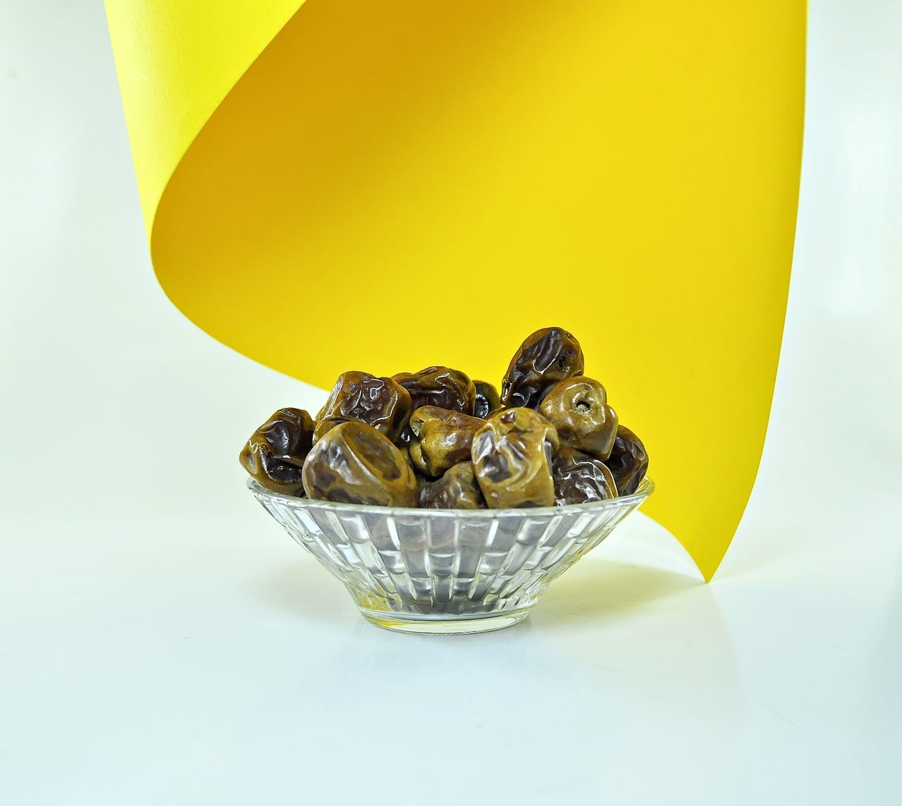 CLOSE-UP OF FRUIT IN GLASS