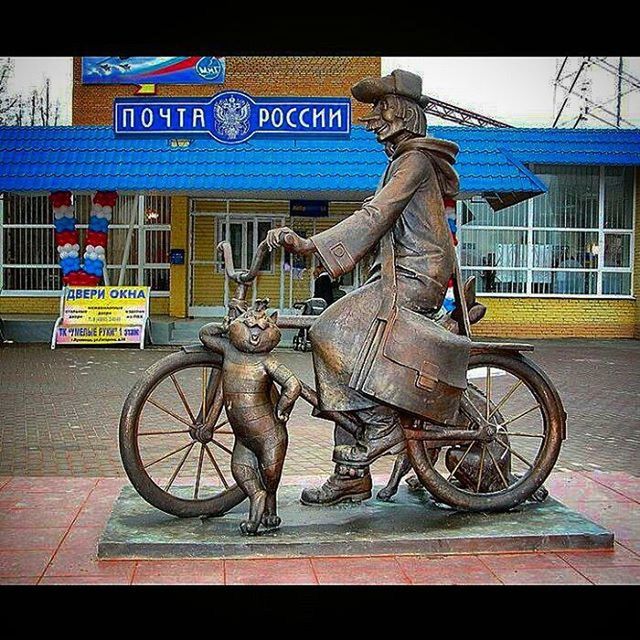 mode of transport, bicycle, transportation, land vehicle, stationary, text, parked, building exterior, parking, architecture, built structure, western script, communication, day, information sign, sign, outdoors, street, wall - building feature, travel