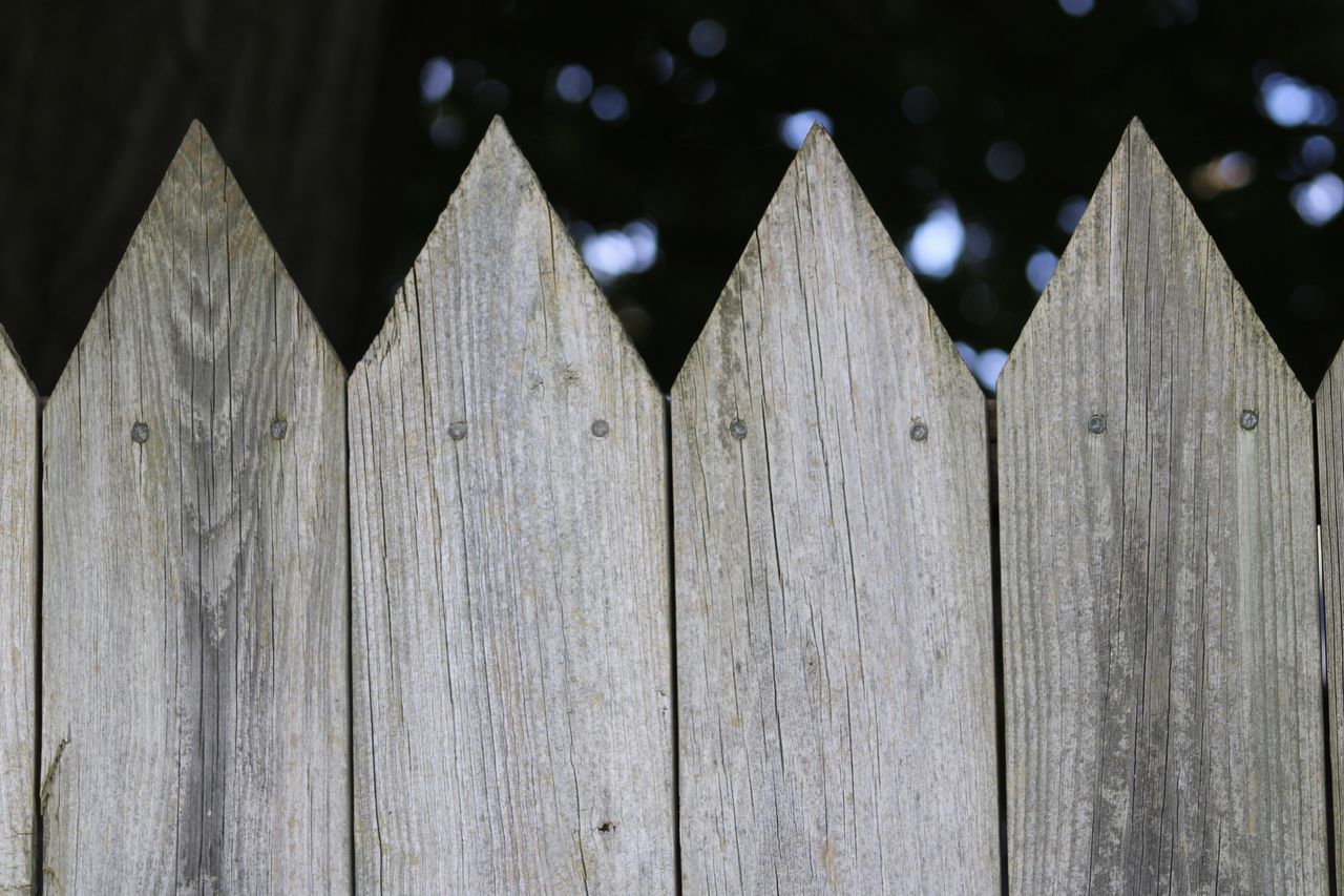 CLOSE-UP OF WOODEN FENCE AGAINST SKY