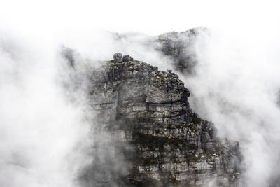 Clouds rolling over table mountain in cape town, southafica. this fenomenon is called tablecloth.