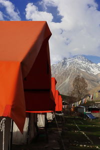 Camping at jispa, surrounded by snowcapped himalaya mountains in lahaul, himachal pradesh, india