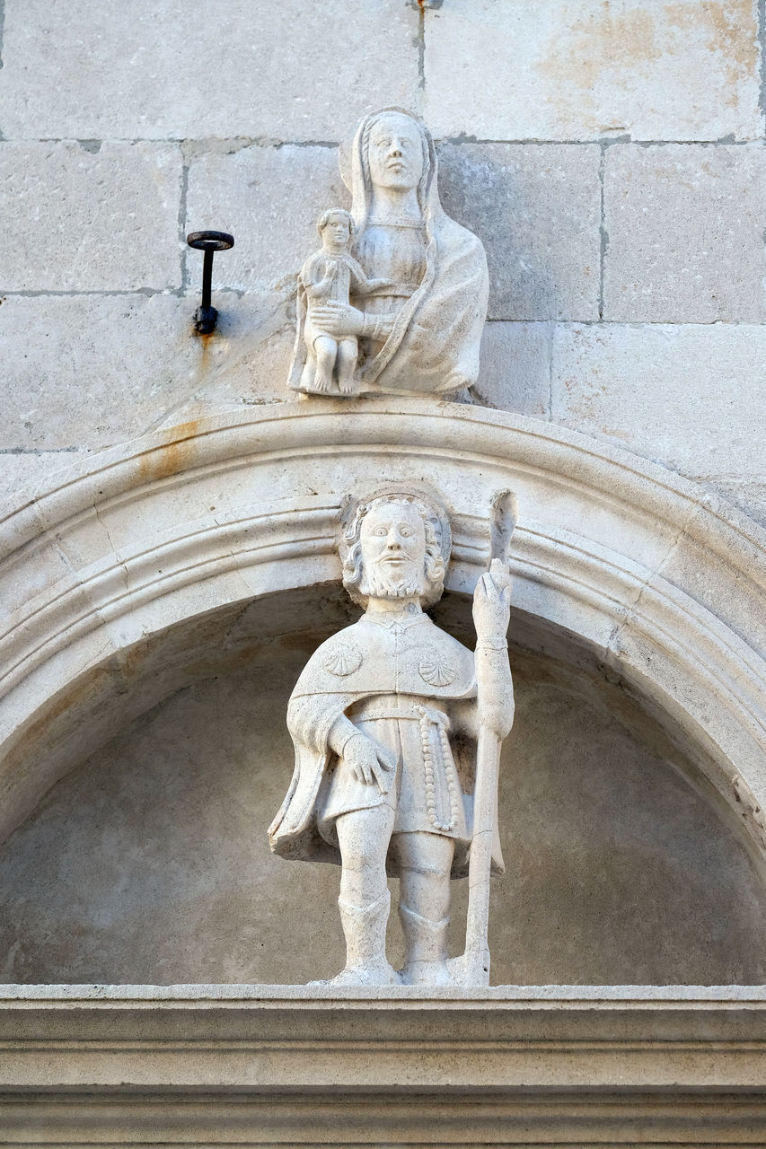 LOW ANGLE VIEW OF STATUE OF ANGEL