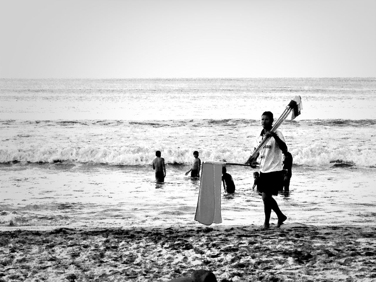 sea, horizon over water, beach, togetherness, water, leisure activity, lifestyles, shore, bonding, full length, rear view, vacations, men, clear sky, love, family, sand, boys