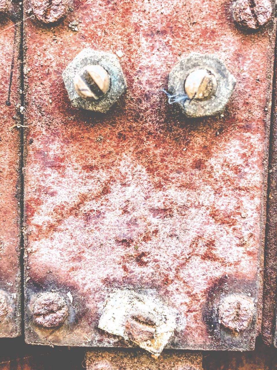 FULL FRAME SHOT OF OLD RUSTY METAL GRATE