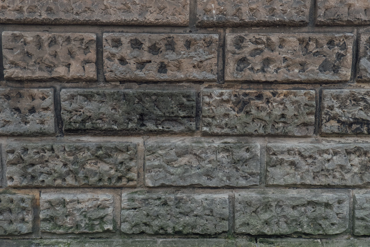 CLOSE-UP OF BRICK WALL