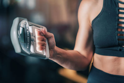 Using hand dynamometer for grip strength test