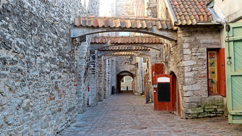 Narrow alley along old building