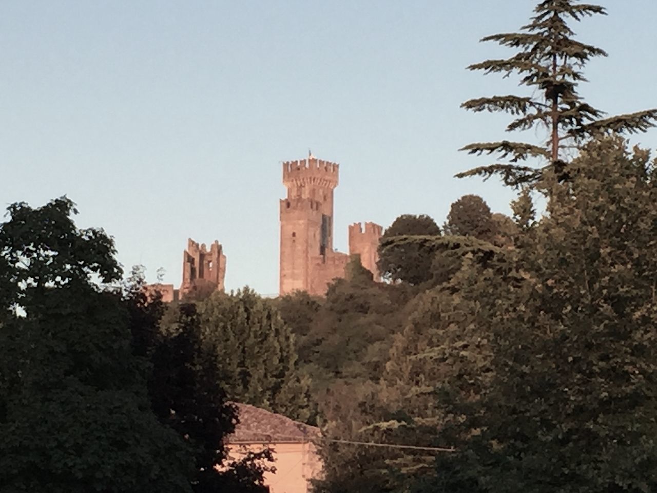 LOW ANGLE VIEW OF HISTORICAL BUILDINGS AGAINST SKY