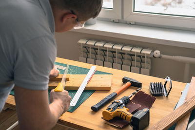 Home workshop. preparation of material for the manufacture of shelves for home and garden