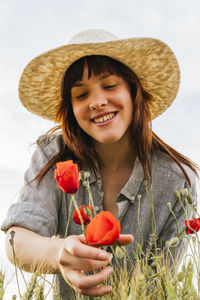 Portrait of a smiling young woman wearing hat