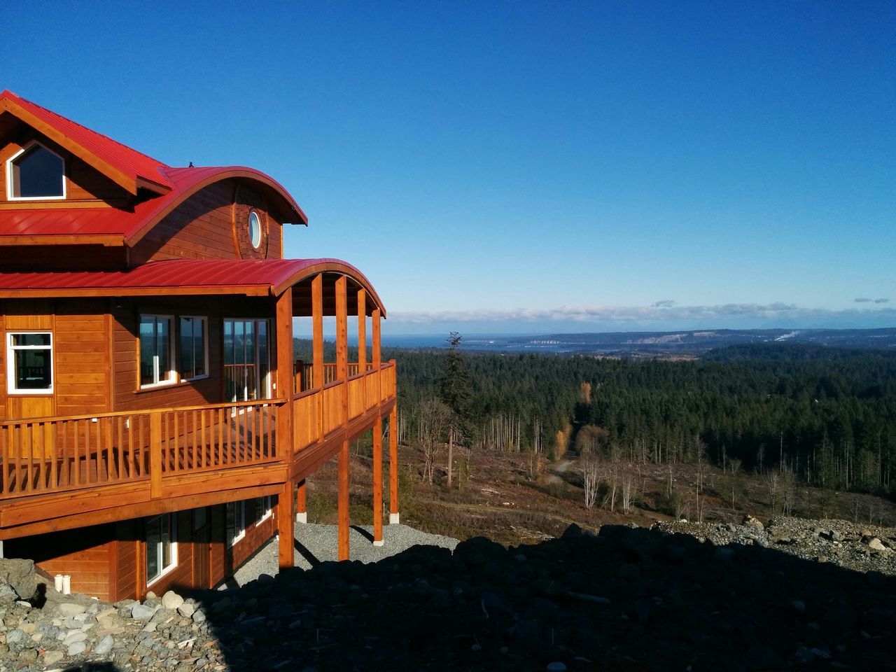 clear sky, built structure, architecture, building exterior, copy space, blue, house, day, outdoors, residential structure, no people, sunlight, tree, sky, railing, residential building, nature, old, building, transportation